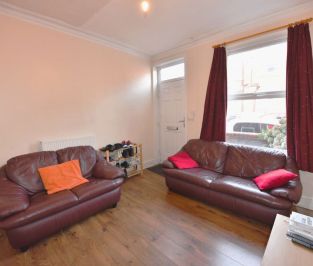 4 bedroom House in Carberry Place, Leeds - Photo 6