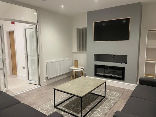 6 bedroom house to rent - Photo 1