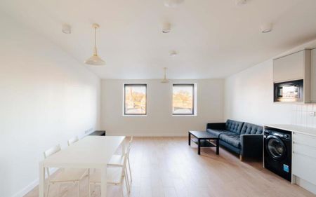 A brand new, high-spec one-bedroom flat in vibrant Bristol, offering modern open-plan living, underfloor heating, built-in storage, energy efficiency, and excellent access to public transport, shops, parks, and city amenities—ideal for couples seeking urban comfort. - Photo 4