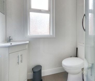 5 bedroom end of terrace house to rent - Photo 2