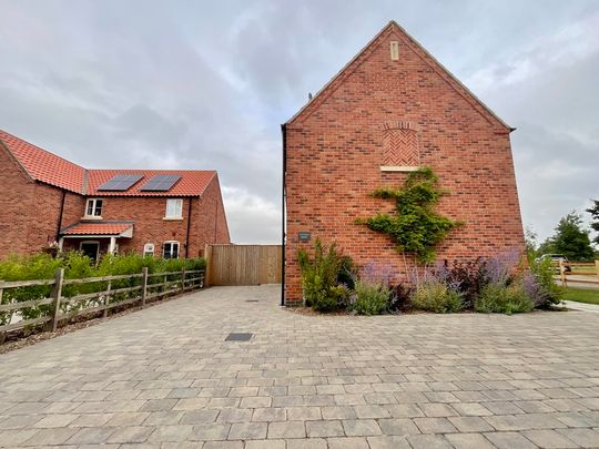 4 bedroom Detached House to let - Photo 1