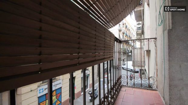 Cosy room for rent in 6-bedroom apartment in El Raval - Photo 1