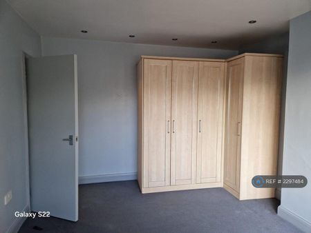 4 bedroom semi-detached house to rent - Photo 2