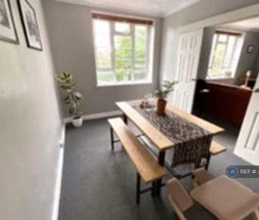 3 bedroom flat to rent - Photo 4