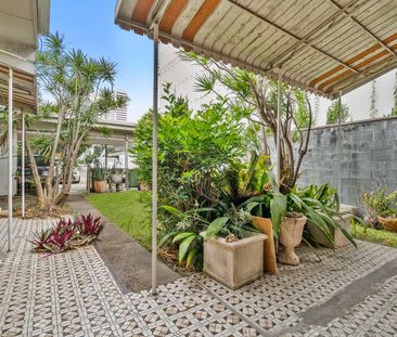 TWO BEDROOM GROUND LEVEL UNIT - WALK TO EVERYTHING! - Photo 5