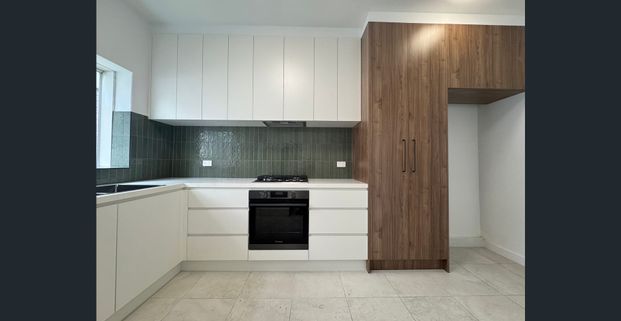 Spacious, Sun-Filled 3-Bedroom Apartment in Prime Elwood Location - Photo 1