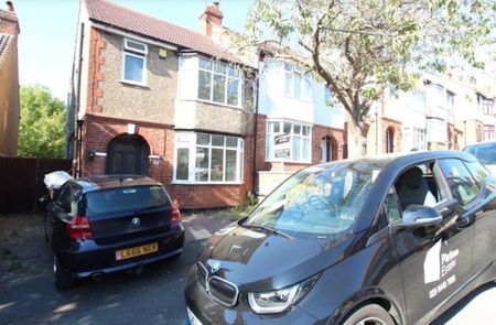 3 Bed Semi-Detached House, Mountfield Road, LU2 - Photo 3