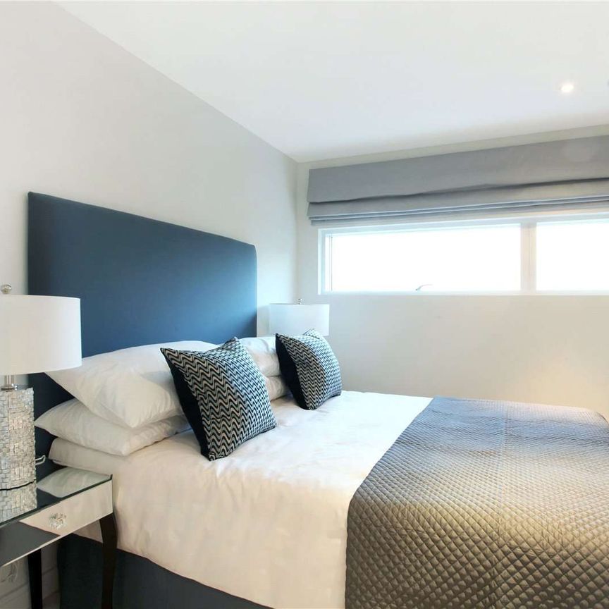 This one bedroom apartment with stunning city views has been furnished to a high standard and boasts a charming balcony. - Photo 1