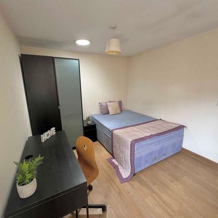 4 bedroom flat to rent - Photo 4