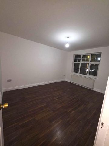 3 bedroom flat to rent - Photo 4