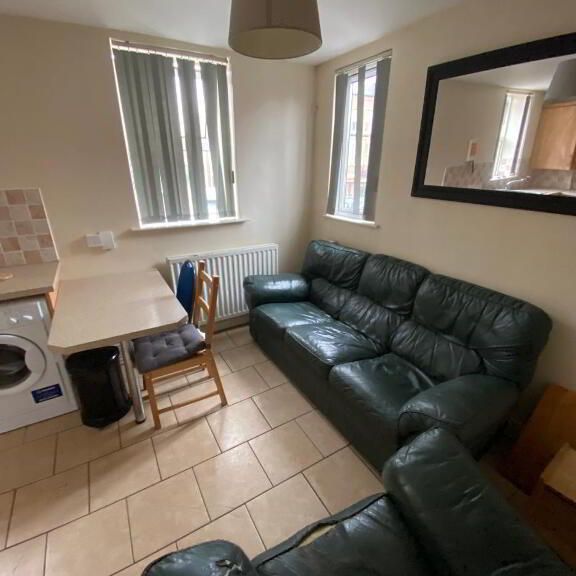 Great Apartment, 26b University Avenue, Queens University Quarter, Belfast, BT7 1HB - Photo 1