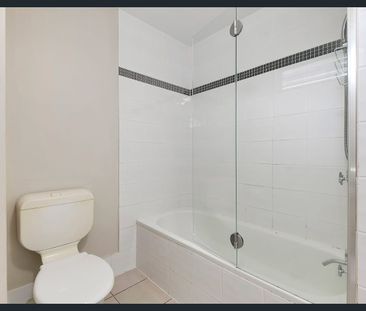 Neat & Simple - Photo 4