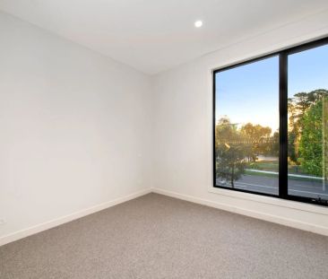 Light Filled and Super Spacious Townhome - Photo 4