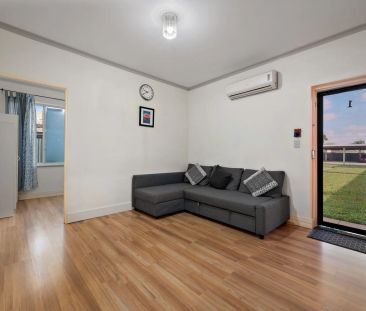 Spacious Three Bedroom Between the City and Sea - Photo 3