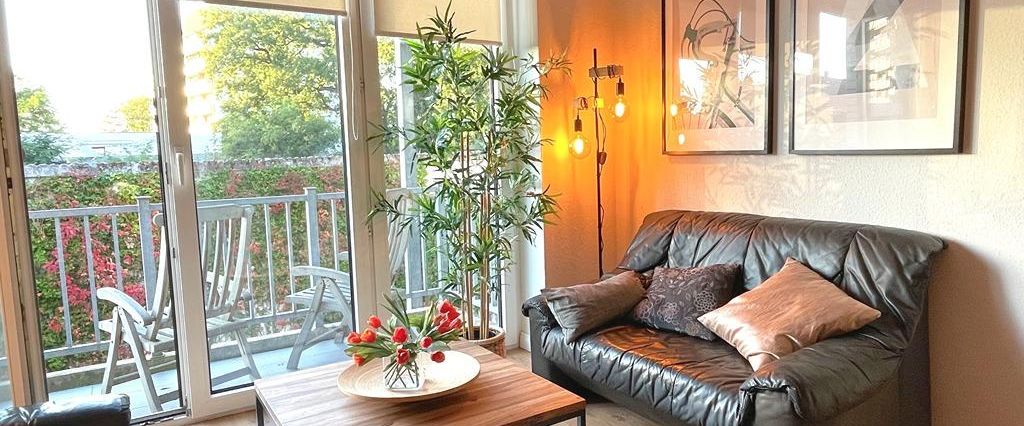 Schöne möblierte Wohnung mit Balkon und Tiefgaragen-Stellplatz - Foto 1