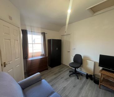 1 bedroom in a house share to rent - Photo 2