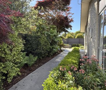 4 bedroom family home with a pool! - Photo 4