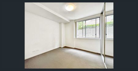 Spacious Modern Apartment with a Generous Private Courtyard - Photo 3