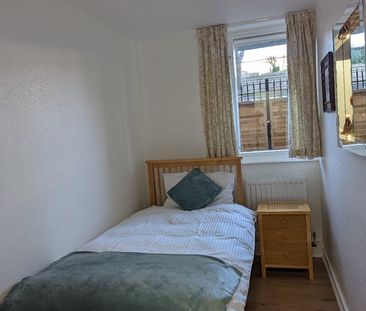 4 Bed Terraced House, Elam Close, SE5 - Photo 3