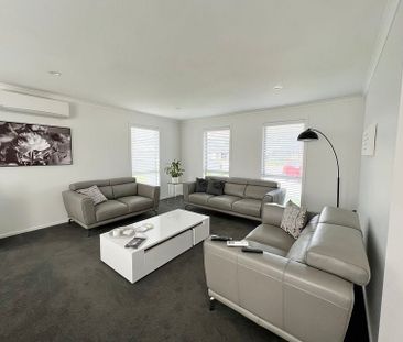 Short Fixed Term - Stunning 4BR Home in Richmond - Photo 2