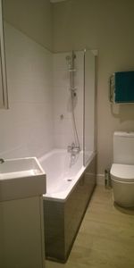 Modern and stylish 2 bedroom apartment available immediately - Photo 4