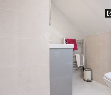 Attic room to rent in 5-bedroom house in Rathgar, Dublin - Photo 3