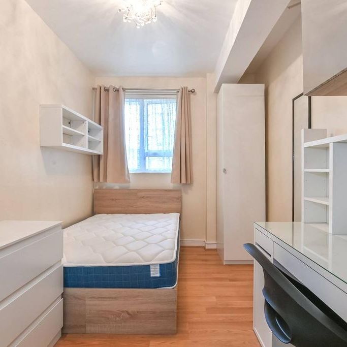 4 bedroom flat to rent - Photo 1