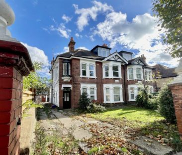 3 bed Flat Preston Road, Essex, SS0 - Photo 2