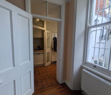 1 Bed Flat, Nevern Square, SW5 - Photo 2