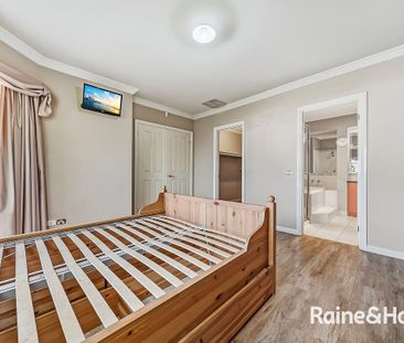 Spacious three-bedroom house in Cranbourne East! - Photo 6