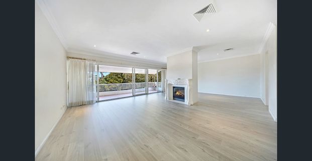 Spacious 3-Bedroom Apartment With Beautiful Views in Prime Killara Location - Photo 1