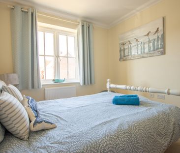 3-Bedroom Terraced House with Allocated Parking - Photo 2
