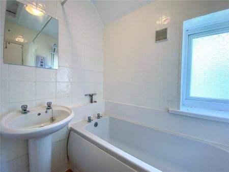 4 bedroom semi-detached house to rent - Photo 5