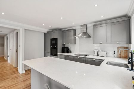 An immaculate two bedroom apartment in Chelsea, SW10 - Photo 3