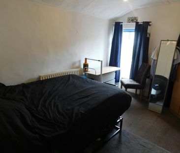 Terraced House to rent on - Photo 6