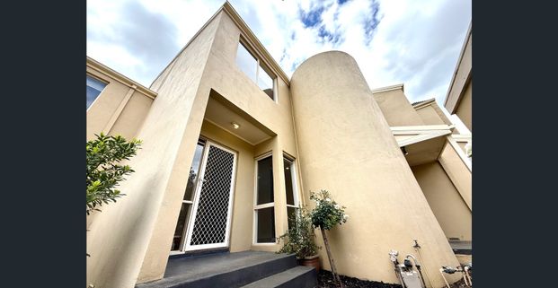Charming Ground Floor Unit in Prime Templestowe Village Location - Photo 1