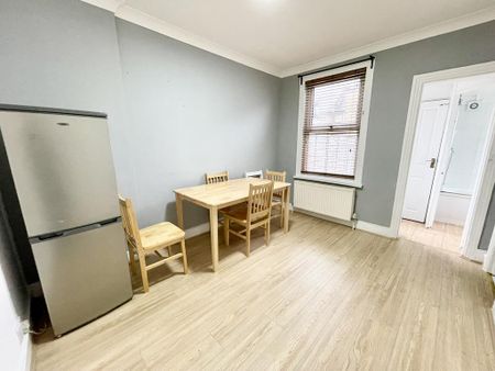 4 bedroom terraced house to rent - Photo 3