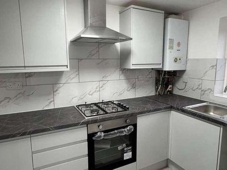 Shepherds Close, Romford, RM6 - Photo 5