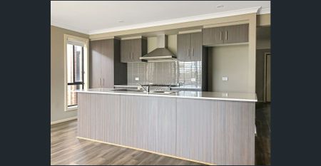 Bright, Spacious & Convenient 4-Bedroom Family Living - Photo 3