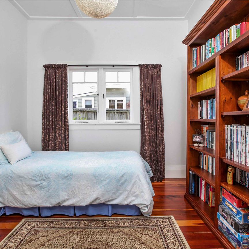 Charming 1930s Bungalow in Vibrant Otahuhu - A Perfect Blend of Character and Modern Living - Photo 1