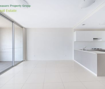 Modern Split-Level 2 Bedroom Apartment with Parking Prime Location - Photo 2