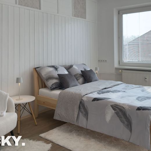 SEDLICKY. | slnečný 2-izbový byt po rekonštrukcii – plne zariadený, parkovanie, výborná lokalita Ul. Janka Kráľa - Fotografia 1