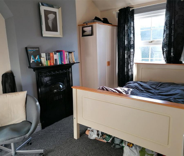 4 bedroom end of terrace house to rent - Photo 2