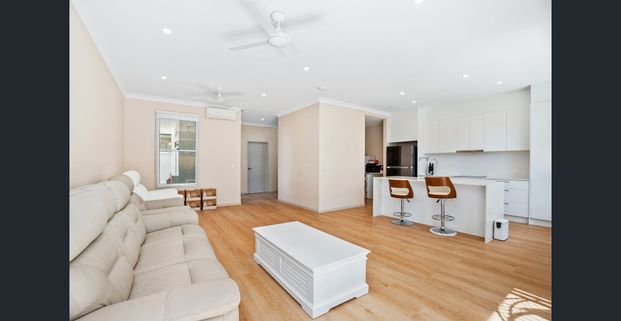 229m2 Large Spacious Near New Townhouse- Fully Furnished - Walk to Tram Station - Photo 1