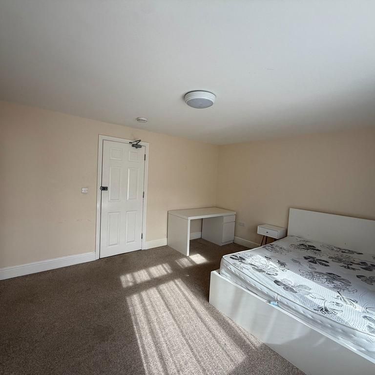 1 bedroom in a house share to rent - Photo 1