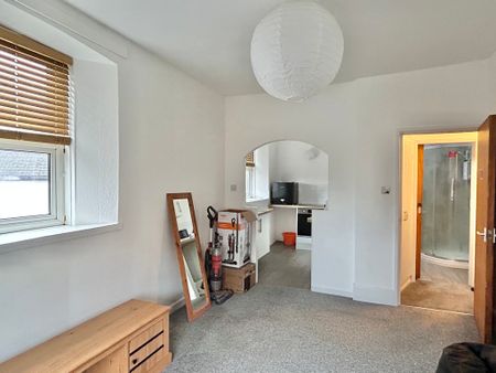 1 bedroom Spacious One Bedroom Flat to rent - Photo 2