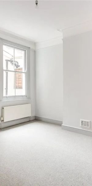 2 bedroom flat in London - Photo 1