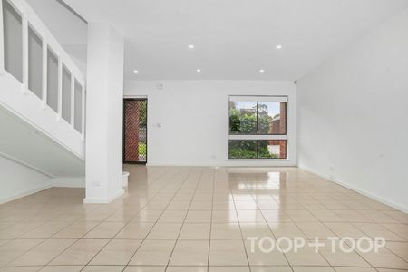 LIGHT-FILLED KENSINGTON TOWNHOUSE - Photo 2