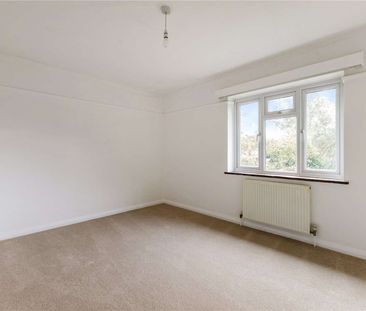 Spacious 4-Bedroom Detached Home with Gated Driveway, Garage & Gene... - Photo 6