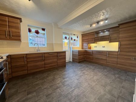 4 bedroom detached house to rent - Photo 3